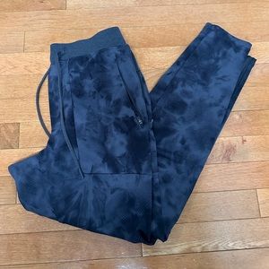 Black lululemon textures tech pant size men’s medium.